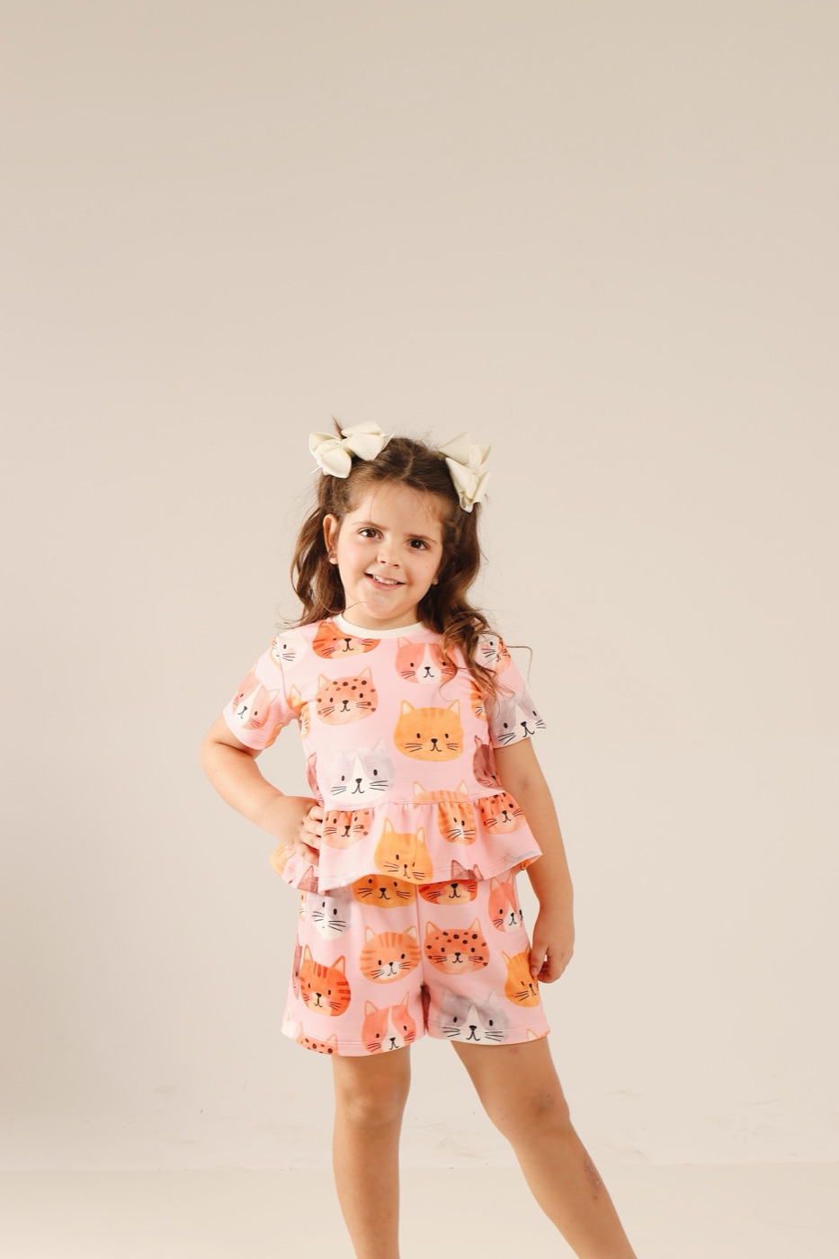 Menina com conjunto de estampa de gatinhos Alecrim